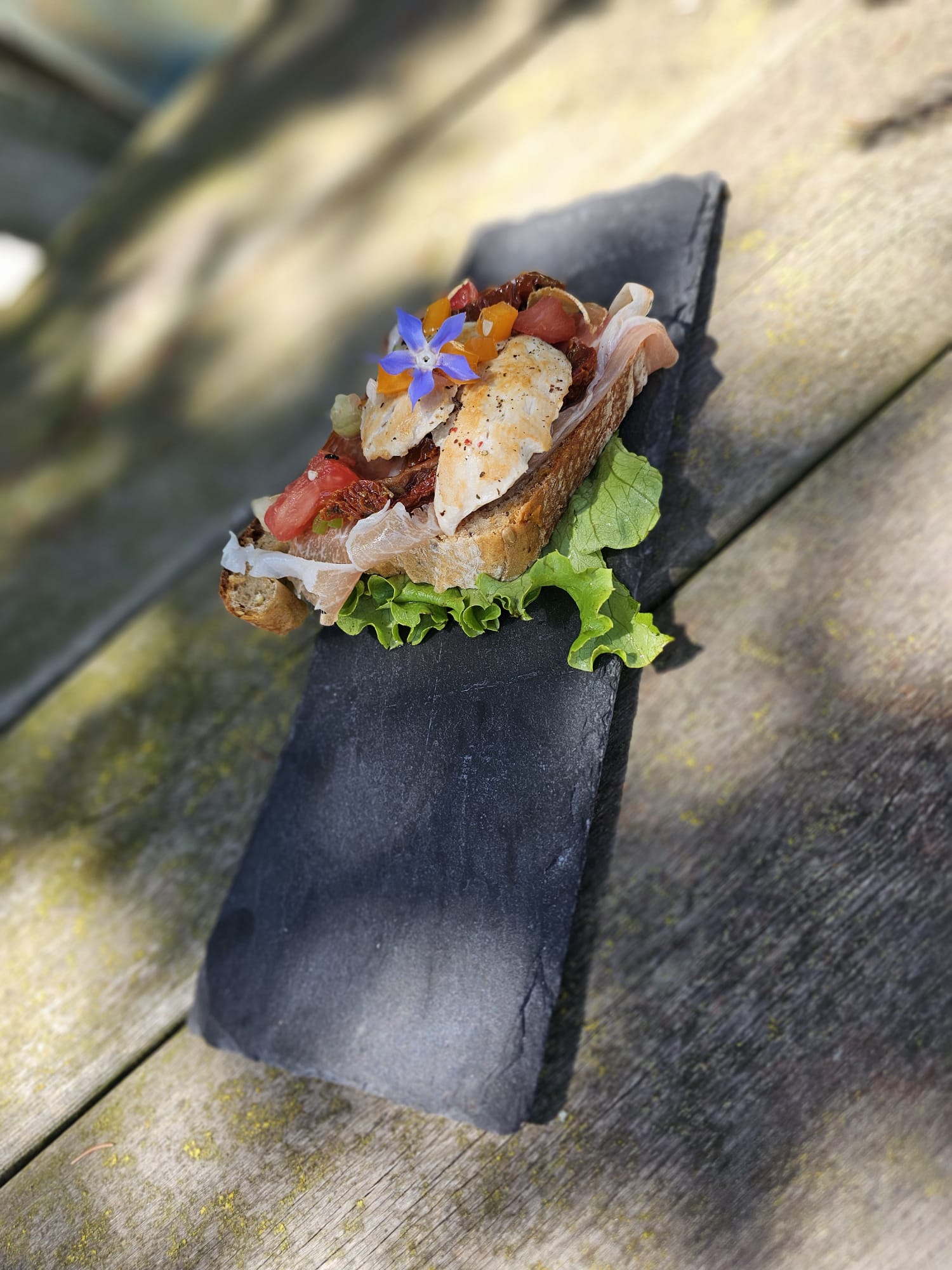 Aiguillettes de poulet, Tomate confite sur jambon serrano